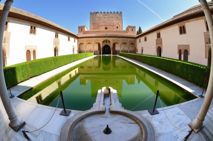 Главной достопримечательностью дворцового комплекса являются водные объекты (Alhambra, Испания). | Фото: en.alhambraonline.org.