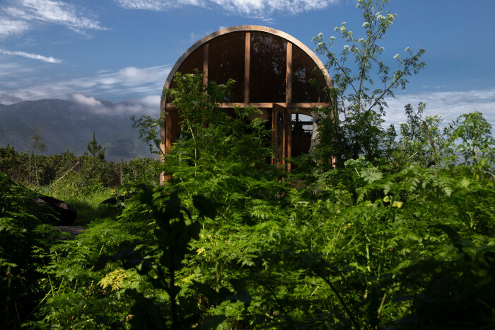 Арочная структура Catalejo house органично вписывается в природный ландшафт. | Фото: archdaily.com.