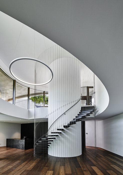 Эффектная лестница ведет в жилые апартаменты (Atelier Alice Trepp, Швейцария). | Фото: architectureprize.com.