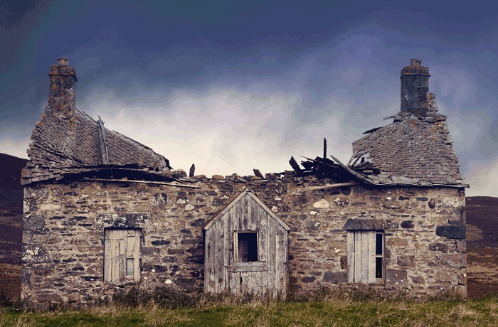 Каменный дом, с проваленной крышей, также может вдохновить на преобразования (Crofter's Cottage, Оркнейские острова). | Фото: travelweekly.com.au.
