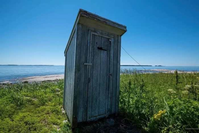 Из всех удобств имеется только туалет и тот на улице (Duck Ledges Island, США). | Фото: boldcoastpropertiesllc.com.