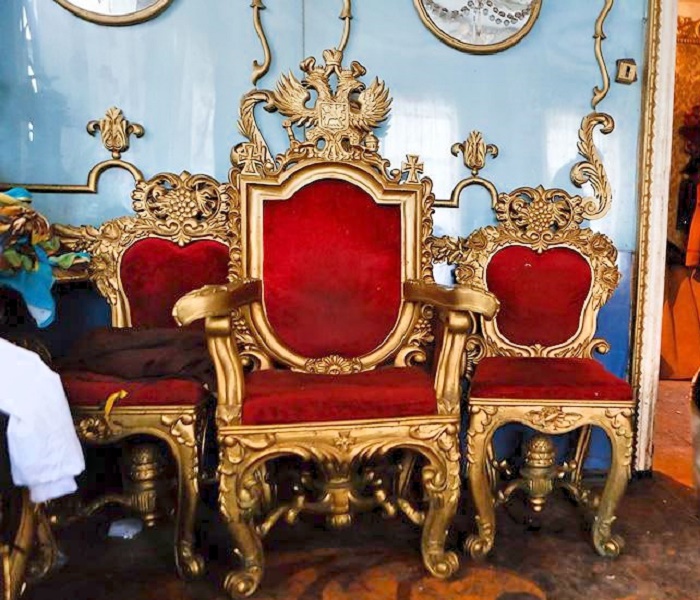 Посидеть почти на настоящим троне мечтали односельчане и приезжие гости Владимира Акулова. | Фото: forum.violity.com.