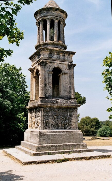 Древнеримский мавзолей на обочине дороги в Глануме (Франция). | Фото: crdp-strasbourg.fr.