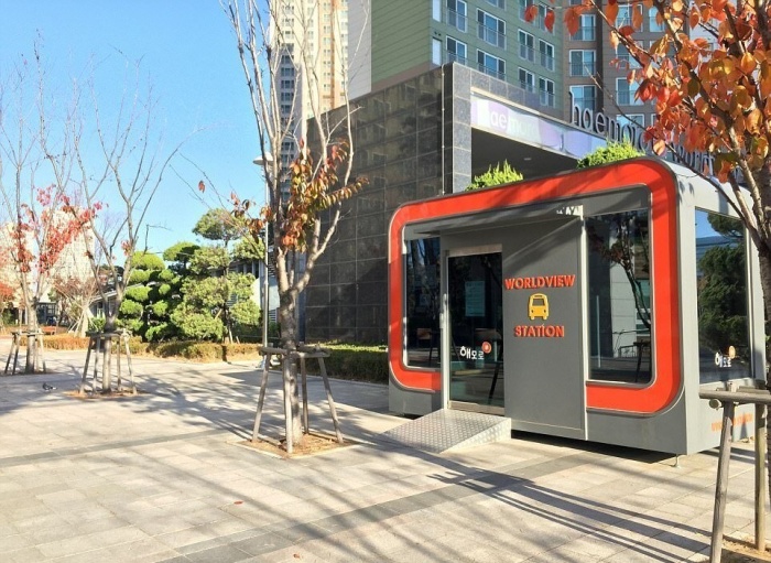 Пустующая остановка для ожидания экологически чистого общественного транспорта, которая должна была сообщать о его приближении или изменении в расписании (Songdo IBD, Южная Корея). | Фото: razoesparaacreditar.com.