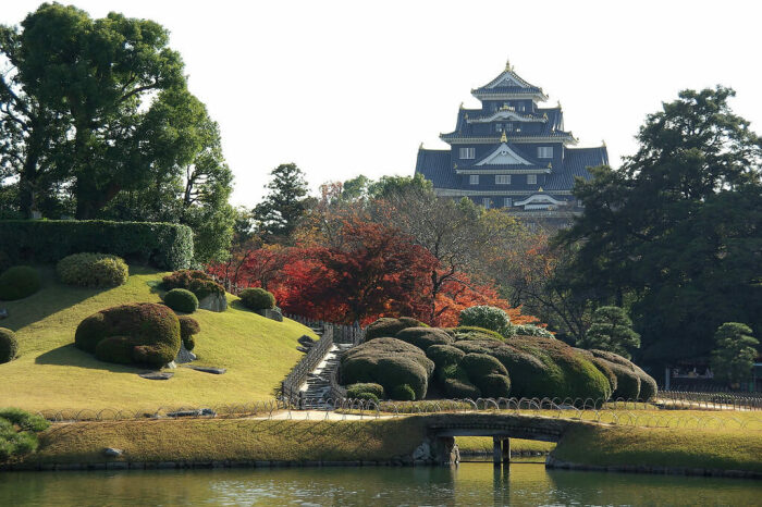 После Второй мировой войны дворцовый комплекс в который раз пришлось отстраивать заново (Императорский дворец, Токио). | Фото: world-japan.livejournal.com.