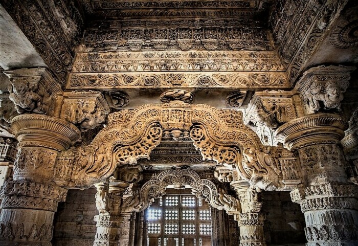 Богато украшенные колонны и ажурные арки украшают вход в зал бракосочетаний (Sas Bahu Temple, Удайпур). | Фото: myudaipurcity.com.