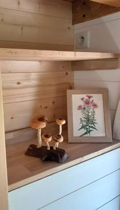 Милые безделицы привносят особое очарование в интерьер Tiny House Hobbit. Милые безделицы привносят особое очарование в интерьер Tiny House Hobbit.