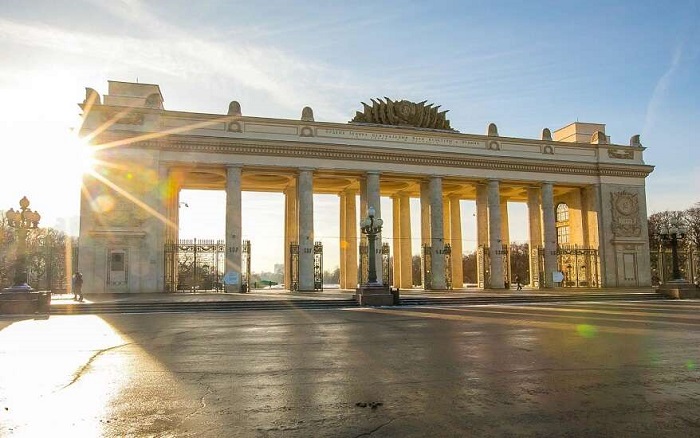 Монументальные главные ворота, ведущие в зону Партера (Парк Горького, Москва). 