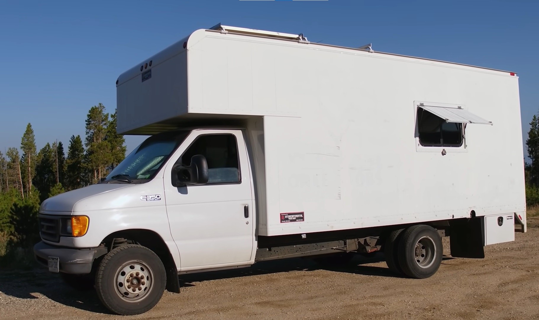 Предприимчивый аспирант переоборудовал Ford E-350 в скрытую квартиру на колесах. Предприимчивый аспирант переоборудовал Ford E-350 в скрытую квартиру на колесах.