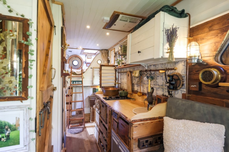 Кухонный уголок стал колоритным пятном в Sam Robin. | Фото: livingbiginatinyhouse.com.