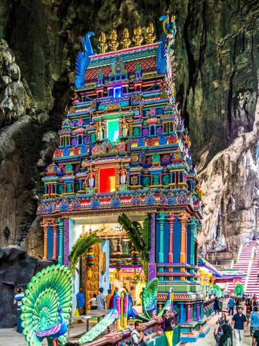 В Пещере Рамаяна находится храм, посвященный Хануману (Batu Caves, Малайзия). | Фото: timetravelturtle.com.