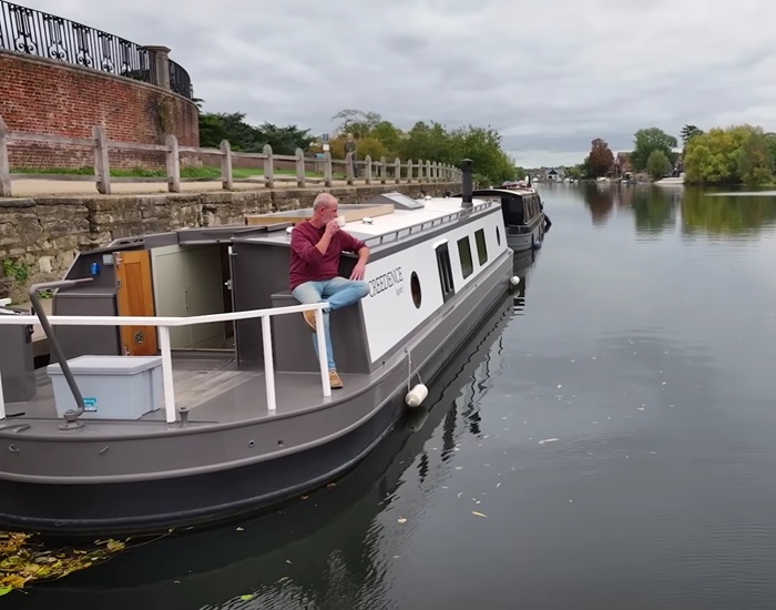 Любитель водных прогулок Марк построил дом на воде (Credence Again, Лондон).