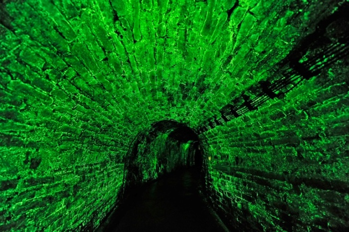 Наиболее впечатляющей достопримечательностью Подземелья Йиглавы является коридор, светящийся зеленым светом (Чехия). | Фото: shop.thebusinessyear.com.
