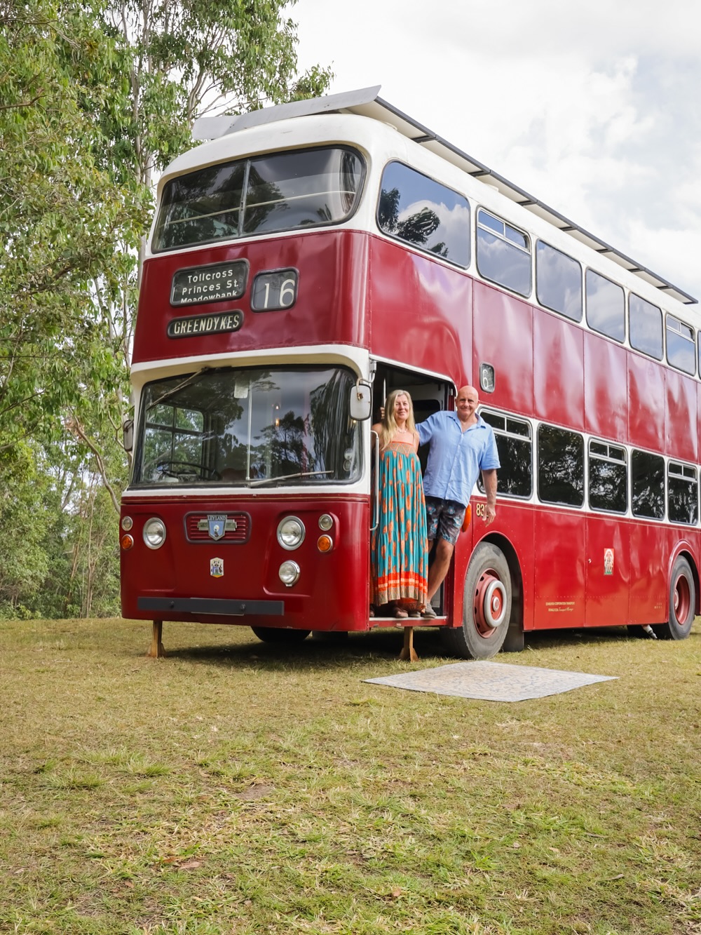 Тед и Ким превратили автобус в мобильный дом-музей. Тед и Ким превратили автобус в мобильный дом-музей.