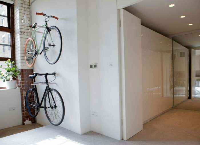 Даже велосипеды пристроили на стену, чтобы они не занимали место (Бетнал-Грин, Лондон). | Фото: standard.co.uk.
