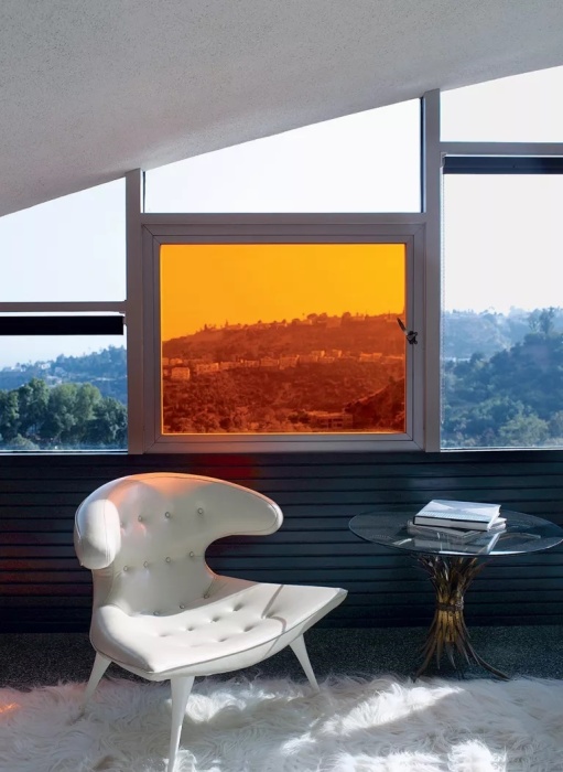 В «Радужном доме» можно увидеть дизайнерскую мебель как ту, что служила еще первым владельцам, так и более современную (Лос-Анджелес, США). | Фото: businessinsider.com.