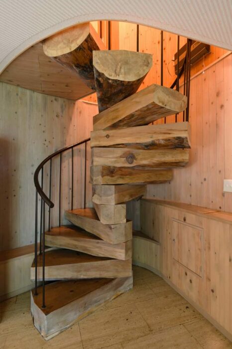 Винтовая лестница приведет в главную спальню (Capsule House-K, Япония). | Фото: japanpropertycentral.com.