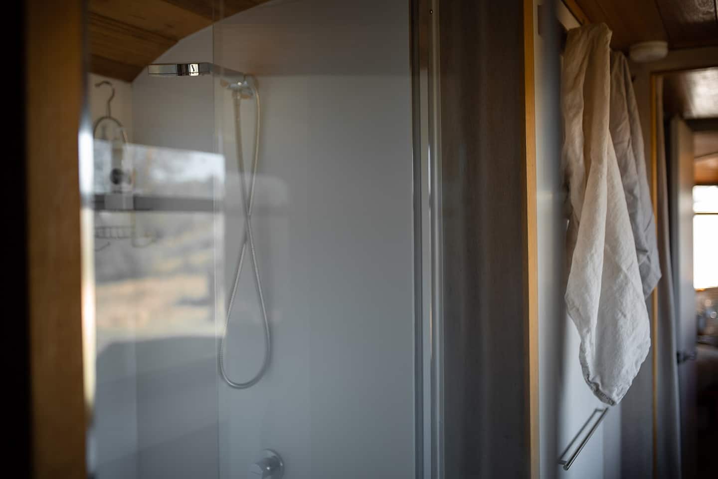 Душевая и биотуалет находятся в изолированной комнате (The Bus Hideaway).