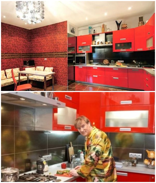 В особняке даже кухонный гарнитур красный.