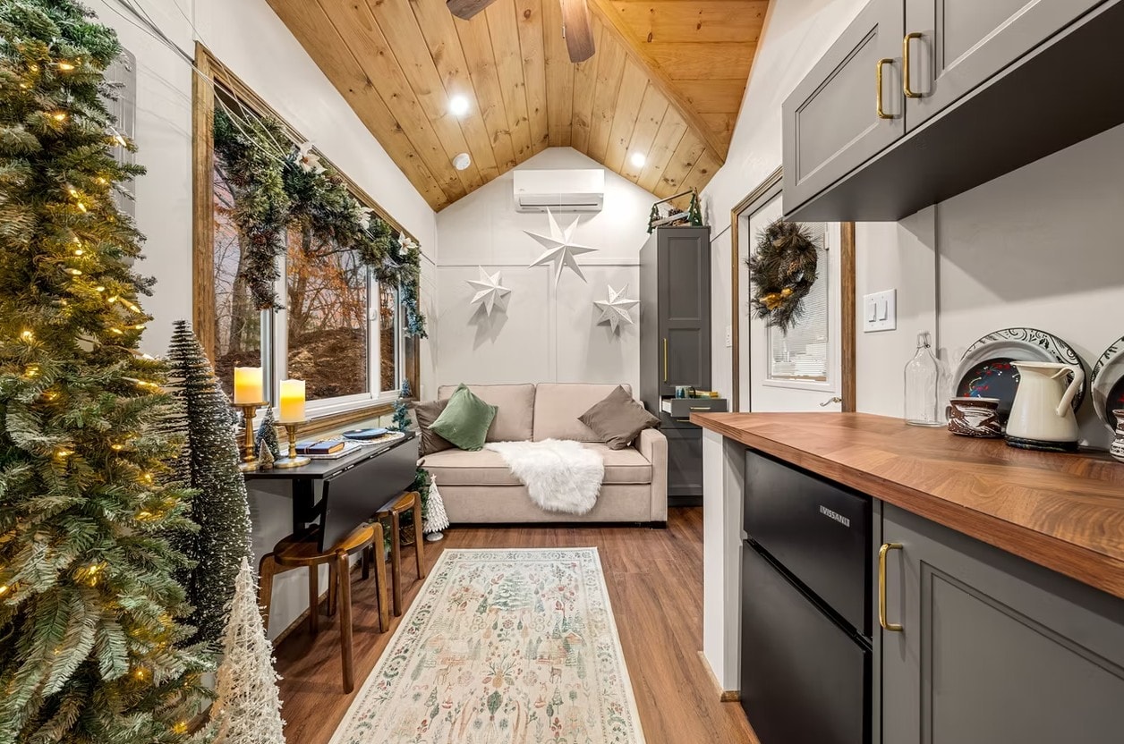 Открытая планировка основного жилого пространства (The Spruce).