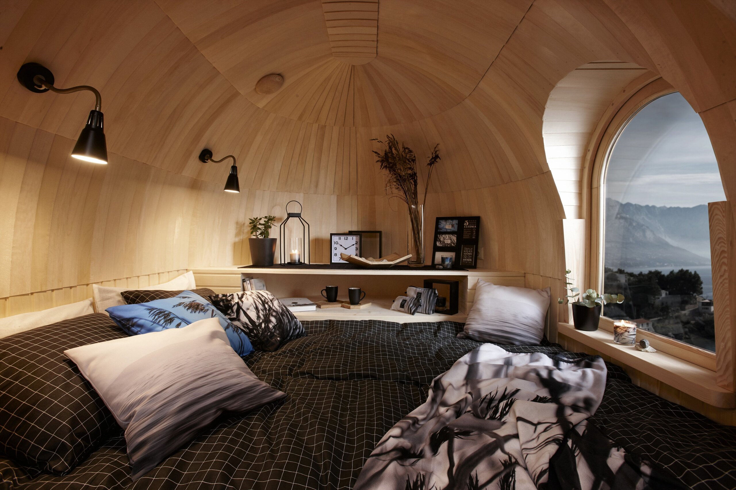 Место у окна может занять двуспальная кровать. Место у окна может занять двуспальная кровать.