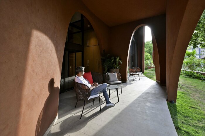 Проектом предусмотрено множество укромных мест, где каждый член семьи может провести час другой в одиночестве (Mirai House of Arches, Индия). | Фото: label-magazine.com.