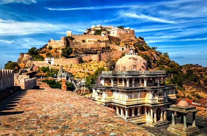 На территории форта сохранилось множество уникальных памятников архитектуры (Kumbhalgarh Fort, Индия). | Фото: chinaarchaeology.com.