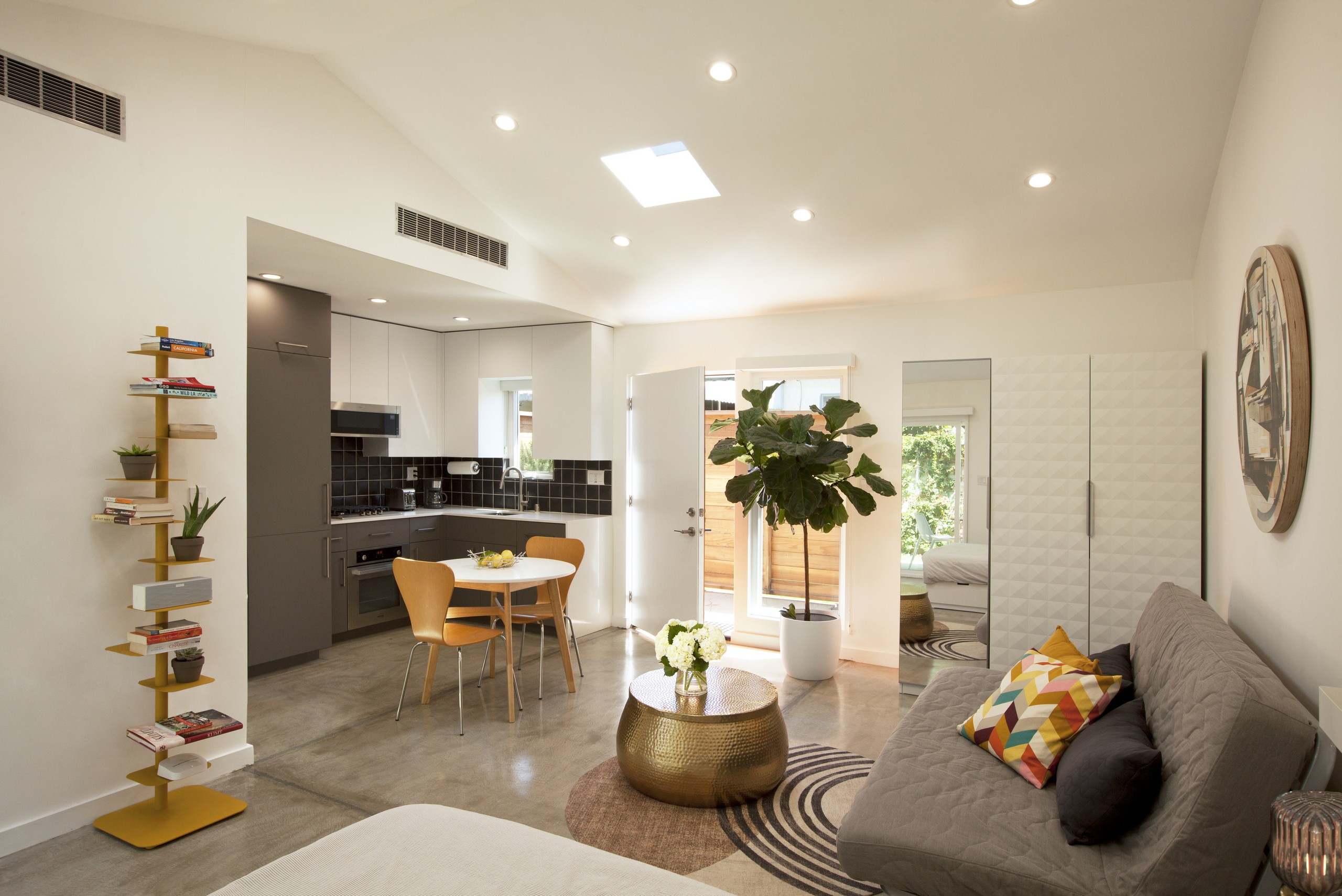 Уютная зона гостиной с дизайнерской мебелью (Ladera Heights ADU). Уютная зона гостиной с дизайнерской мебелью (Ladera Heights ADU).