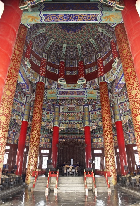 Огромные колонны, расписанные традиционными узорами и ритуальными символами, поддерживают высокий свод Зал молитвы о хорошем урожае (Temple of Heaven, Пекин). | Фото: chinadiscovery.com.