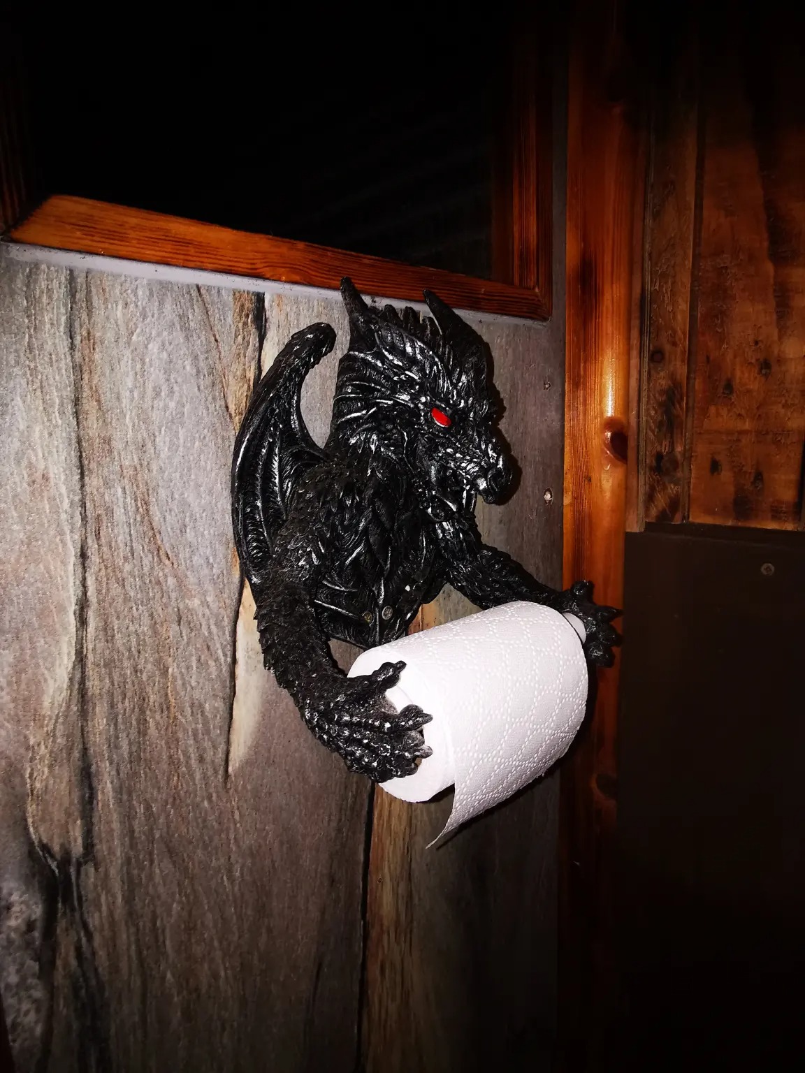 Даже туалетную бумагу держит дракон. | Фото: gujaratimidday.com. Даже туалетную бумагу держит дракон. | Фото: gujaratimidday.com.