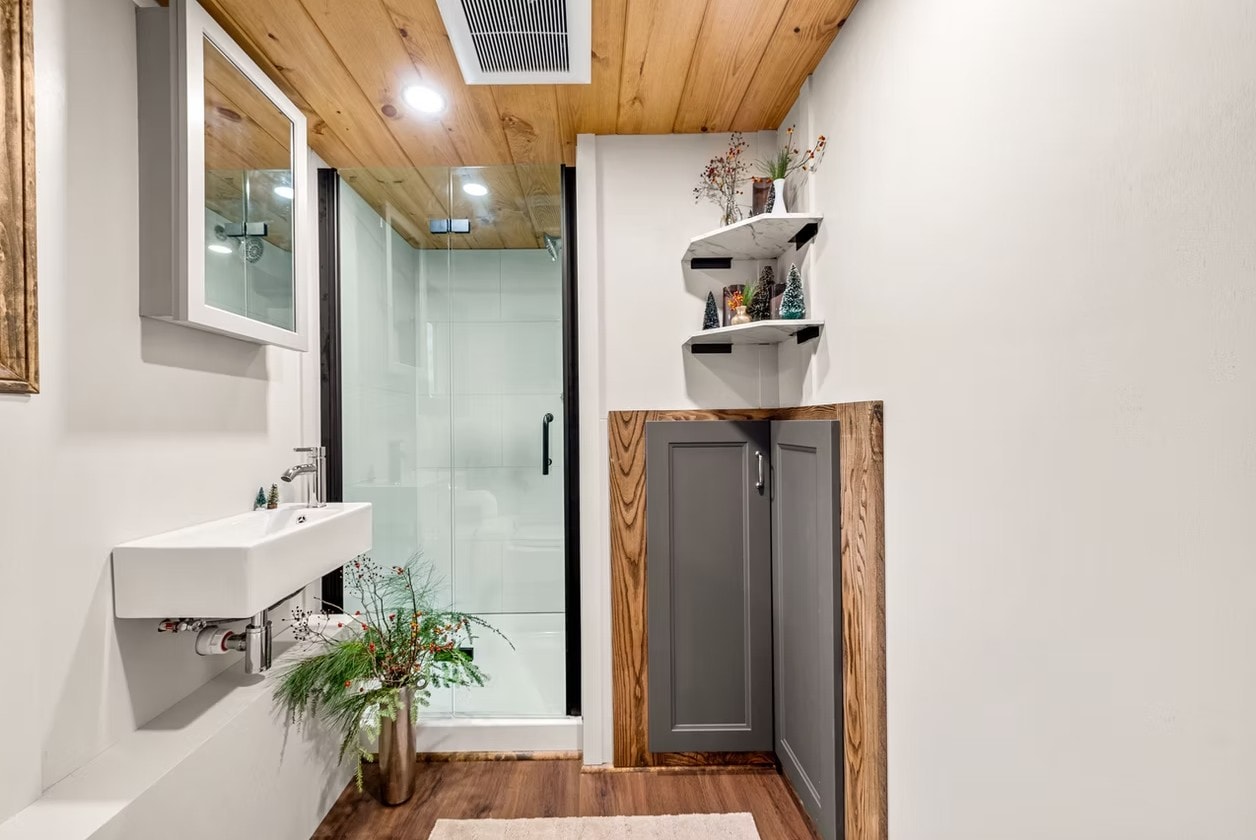 Просторная и прекрасно оборудованная ванная комната в The Spruce.