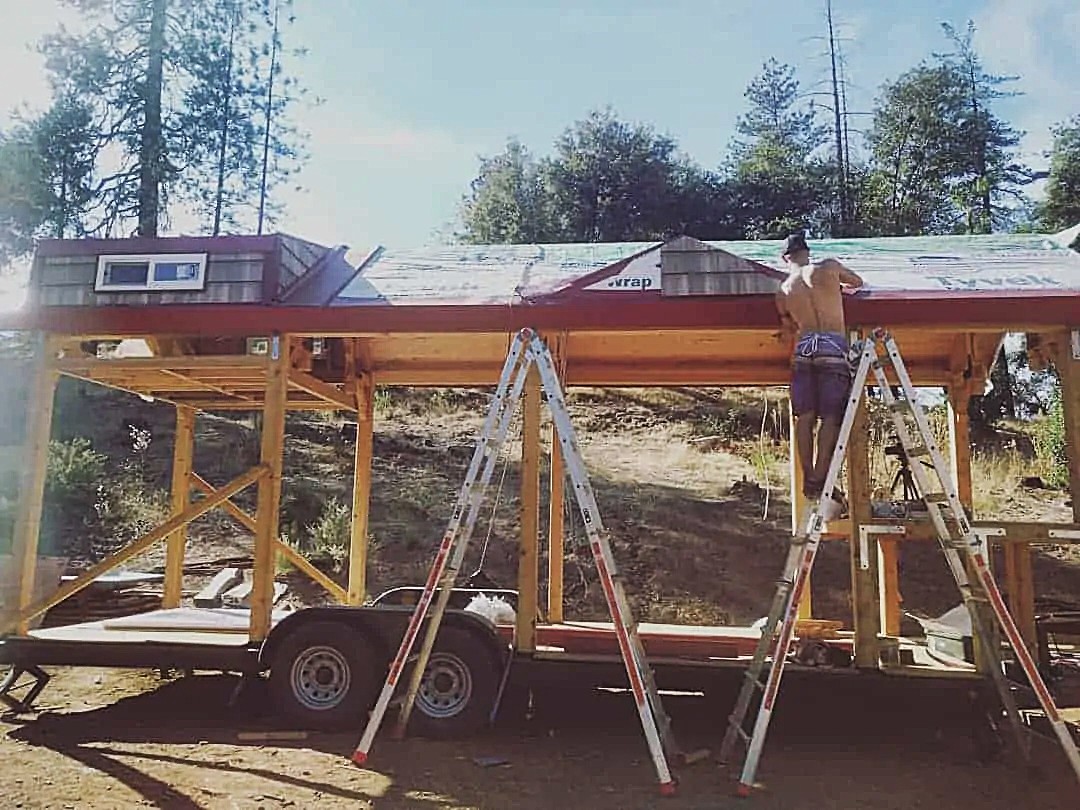 Установка крыши заняла один день.