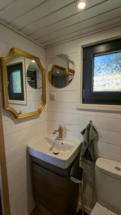 Интерьер ванной комнаты в гостевом домике Tiny House Hobbit. Интерьер ванной комнаты в гостевом домике Tiny House Hobbit.