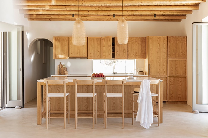 Современная кухня порадует панорамными видами за окном и «умными» функциями техники и оборудования (Xerolithi House, Греция). | Фото: homeadore.com.