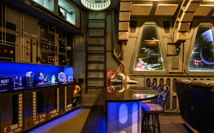 В домашнем кинозале имеется собственный бар, оформленный в стиле вымышленного космического корабля «Сокол тысячелетия» (Флорида, США). | Фото: robbreport.com.