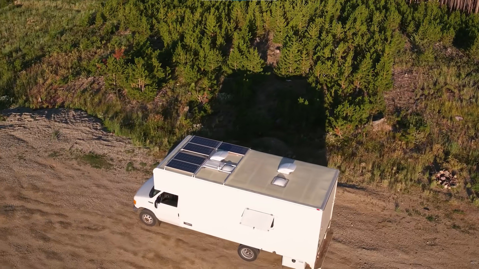 На крыше фургона установлены солнечные панели. На крыше фургона установлены солнечные панели.