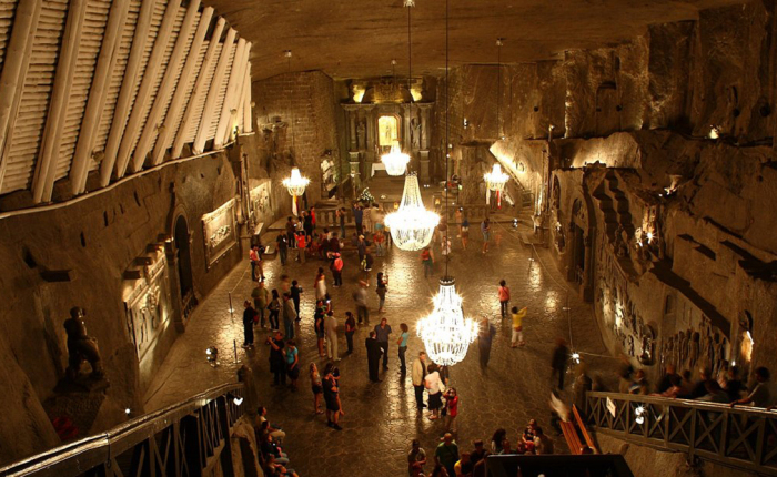В подземных коридорах устраивают исторические выставки, можно наведаться и в подземный театр (Диксия Чэн, Китай).| Фото: thescottishsun.co.uk.