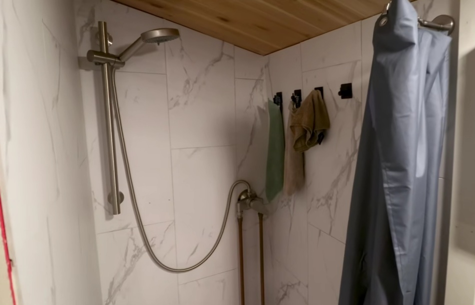 Душевая облицована керамической плиткой. Душевая облицована керамической плиткой.