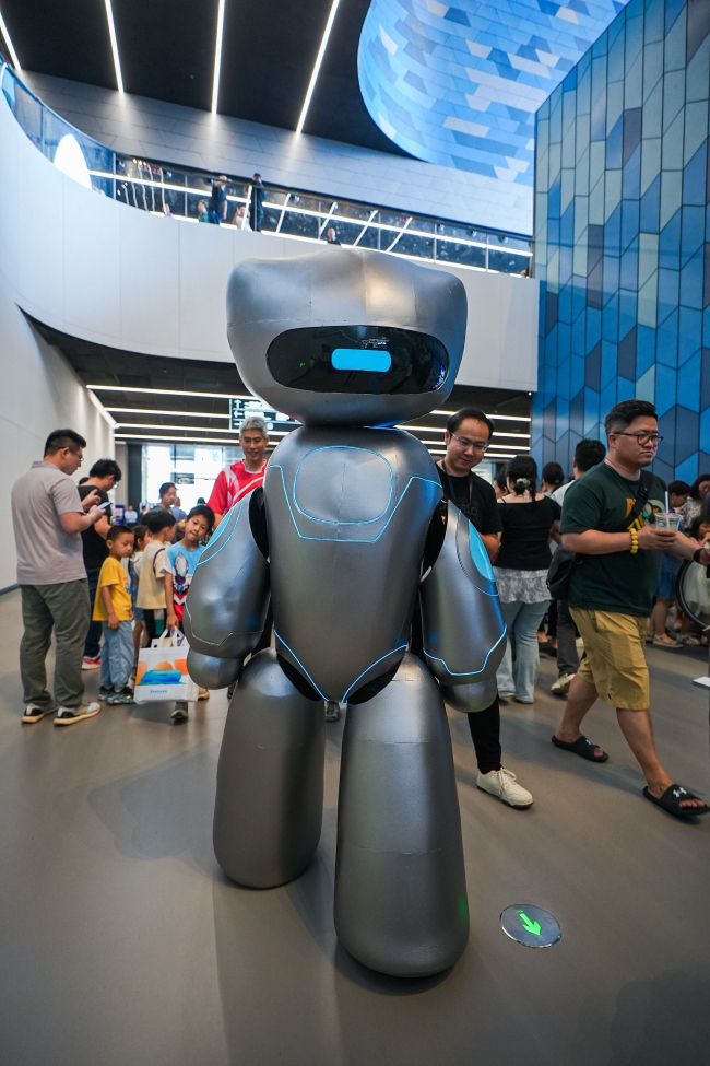 Посетители Shenzhen Museum запросто могут пообщаться с роботами. Посетители Shenzhen Museum запросто могут пообщаться с роботами.