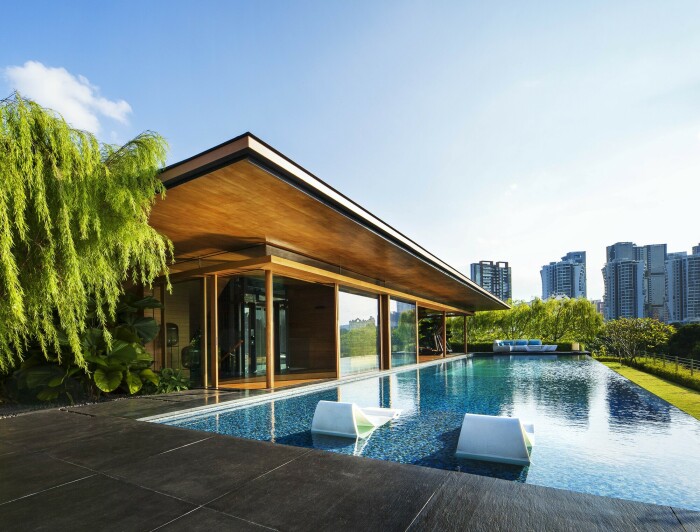 Бассейн расположен на крыше особняка (Sky Pool House, Сингапур). | Фото: surfacesreporter.com.