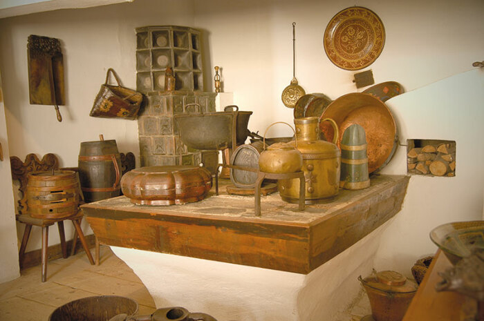 В кухне замка можно увидеть уникальную коллекцию старинной посуды и утвари, собранную представителями рода Вильчек (Schloss Moosham, Австрия). | Фото: salzburgerland.com.