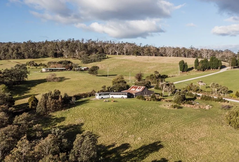 The Bus Hideaway нашел пристанище в живописной местности.