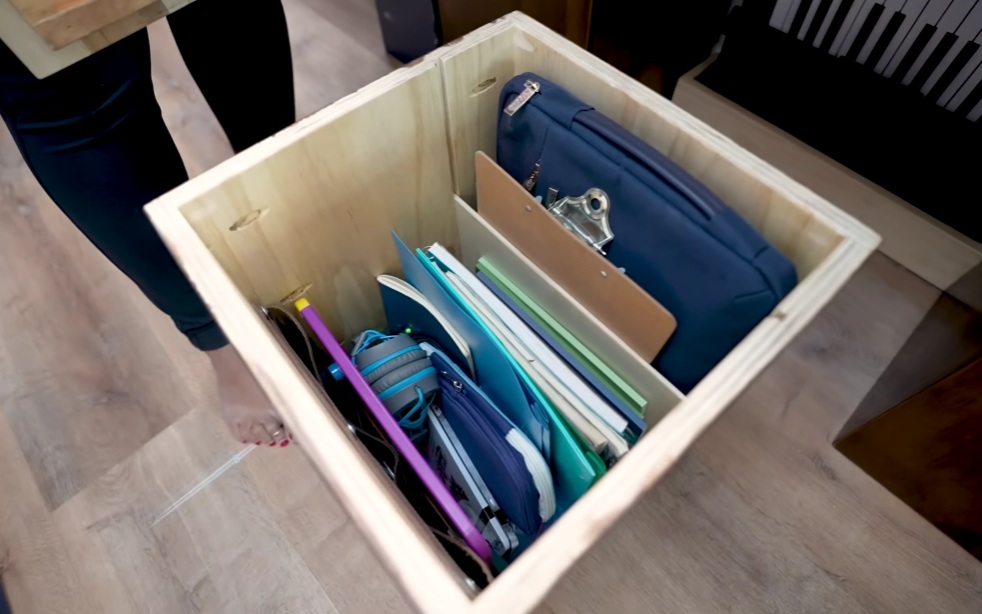 Табуреты также с секретом.