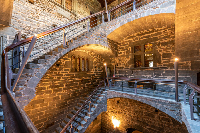 Внушительная лестница, соединяющая все этажи дома, очаровывает эффектными формами и цветом камней (Il Castello di Verres, Италия). | Фото: breathingeurope.com.