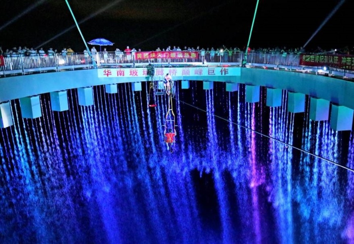 Очень часто Huangtengxia Tianmen Sky Walk превращается в площадку для проведения захватывающих дух развлекательных шоу (Гуандун, Китай). | Фото: highestbridges.com.