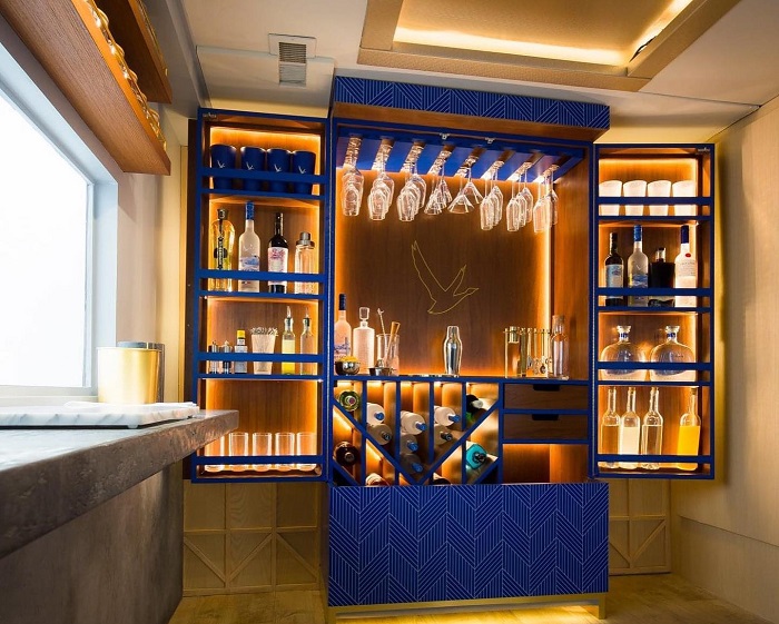 Бар с алкогольными напитками от Grey Goose стал непременным атрибутом мобильной студии Off Script. Бар с алкогольными напитками от Grey Goose стал непременным атрибутом мобильной студии Off Script.