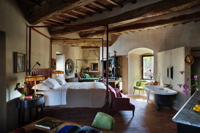 В некоторых апартаментах установлены ванны на ножках прямо в спальных комнатах (Castello Di Reschio Hotel, Италия). | Фото: townandcountrymag.com.