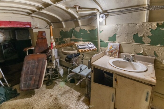 В бункере имеется и свой медицинский кабинет, но он и все оборудование уже давно пришли в полную негодность (Ark Two, Хорнинг-Миллс). | Фото: radmeters4u.com.
