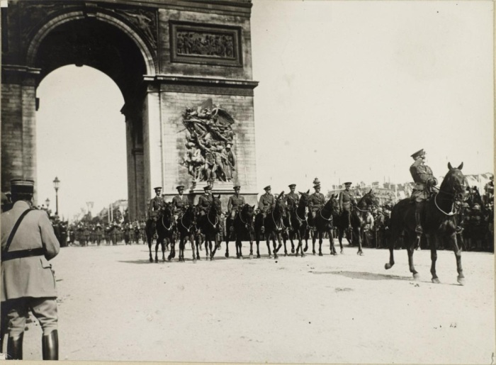 По главному проспекту Парижа проходила маршем и британская кавалерия (1919 г.). | Фото: liveinternet.ru.