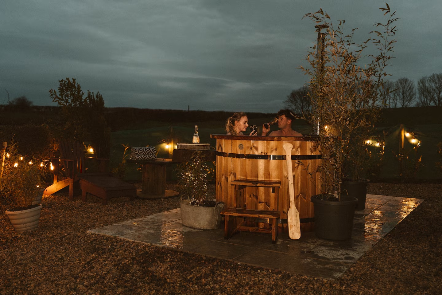 Гидромассажная ванна на свежем воздухе (The Oat Box, Ирландия). Гидромассажная ванна на свежем воздухе (The Oat Box, Ирландия).